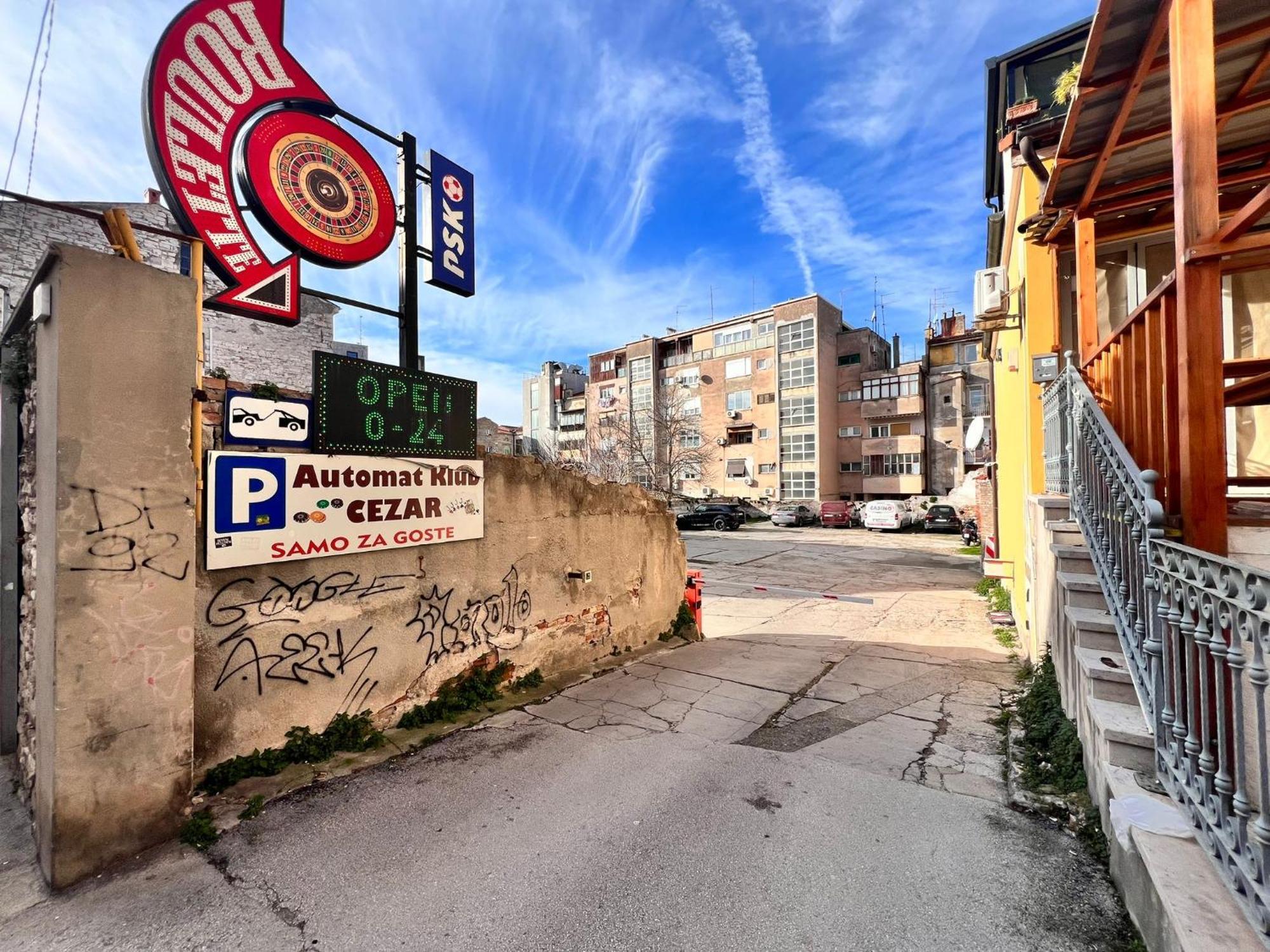 Arta Apartments City Center - With Private Parking Pula Bagian luar foto